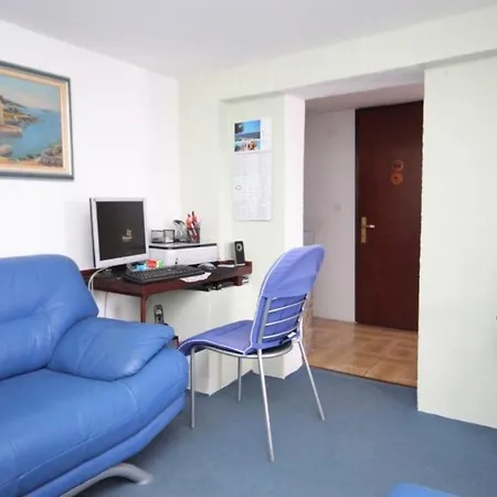 Πανσιόν And By The Sea 3*