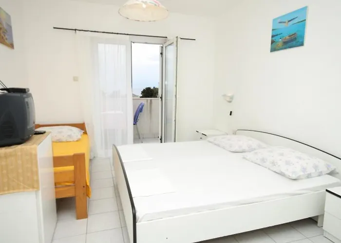 And By The Sea 말리로시니