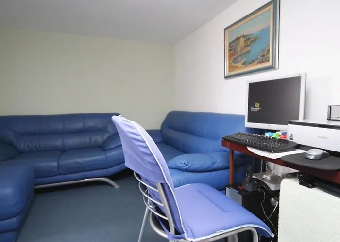 And By The Sea 말리로시니