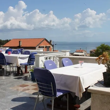 Pensjonat And By The Sea